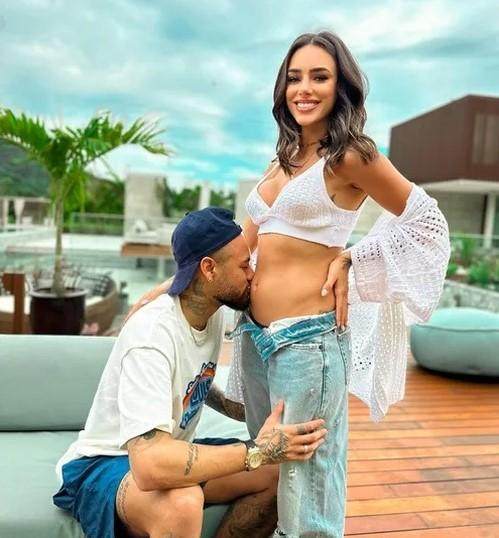 星空电竞官方网站-亲吻女友肚子 内马尔官宣将第二次做爸爸！