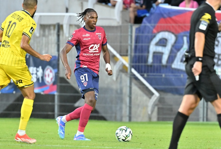 星空电竞官方网站-记者：若雅凯转会切尔西，雷恩有意引进克雷斯韦尔作为替代