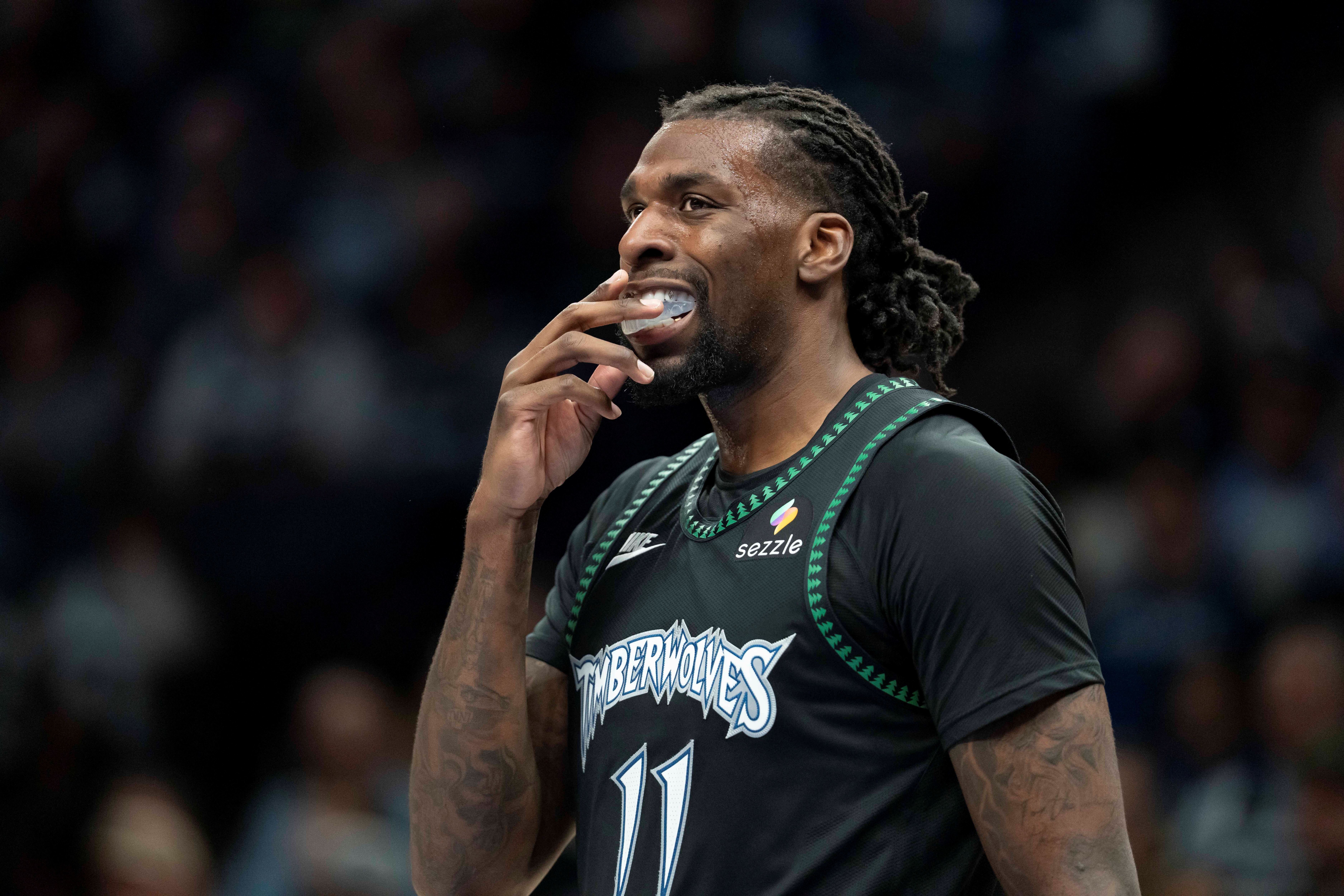 星空电竞平台-致敬穆大叔？纳兹·里德追防送大帽 但摇手指被吹技犯